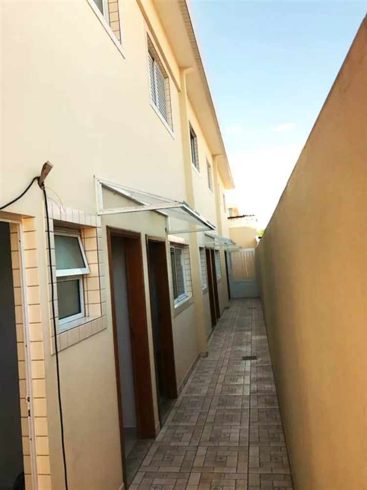 Casa à venda com 2 quartos, 68m² - Foto 2