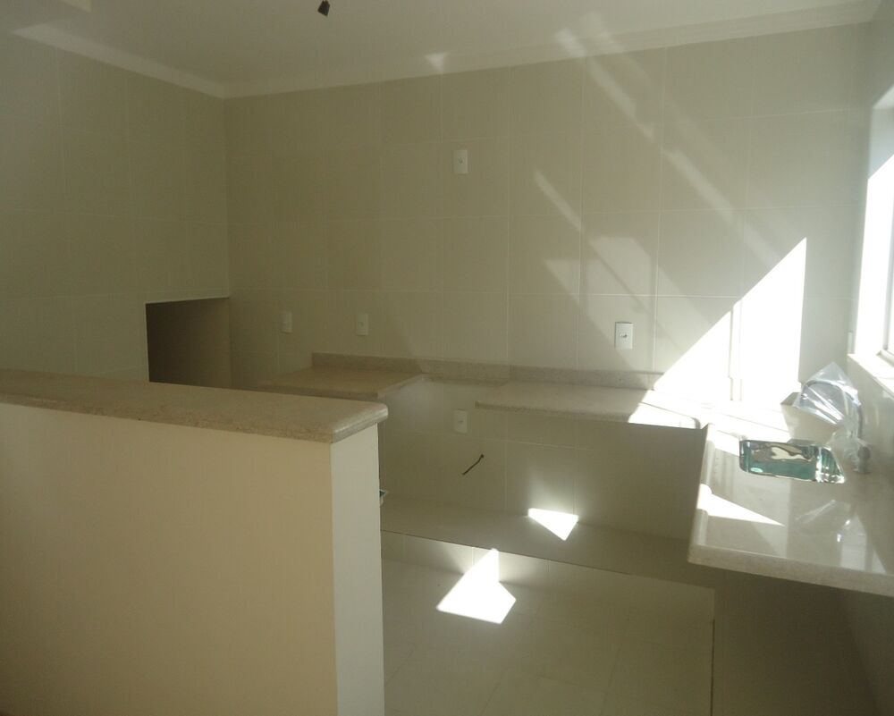 Casa à venda e aluguel com 4 quartos, 305m² - Foto 2