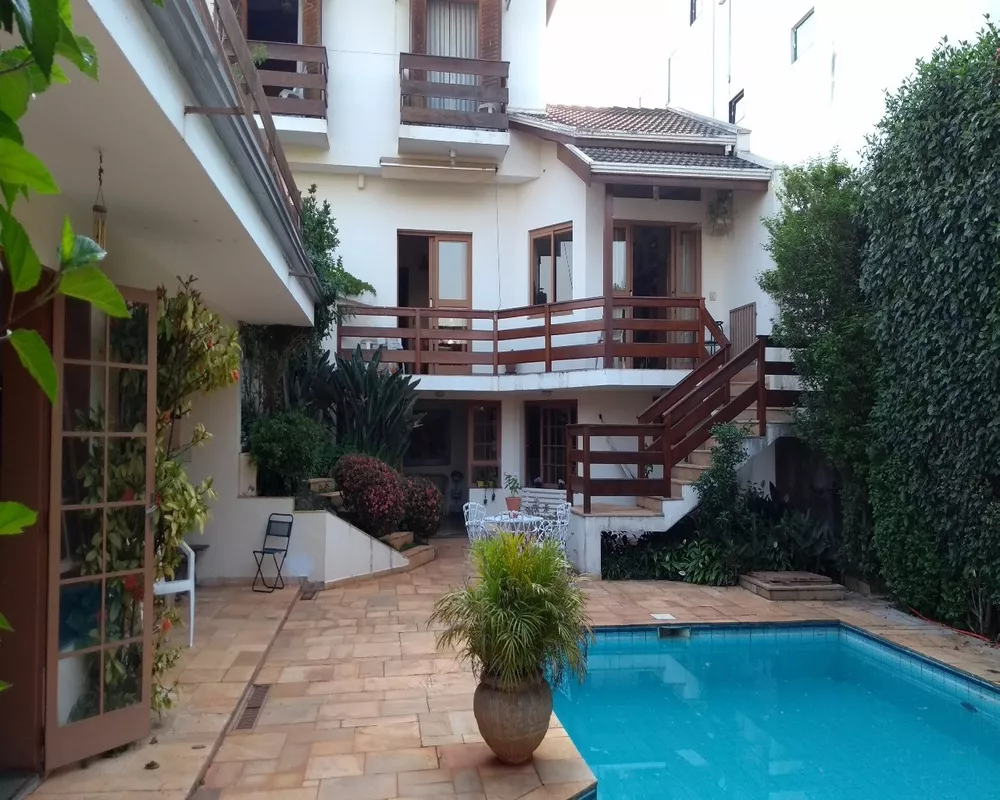 Casa à venda e aluguel com 5 quartos, 700m² - Foto 1