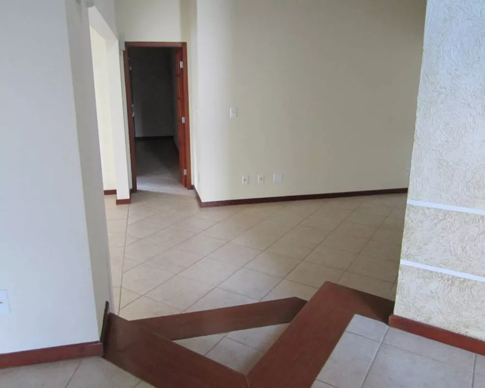 Casa à venda com 4 quartos, 700m² - Foto 2