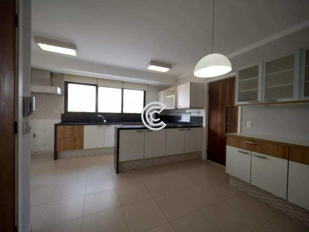 Apartamento à venda com 4 quartos, 226m² - Foto 2