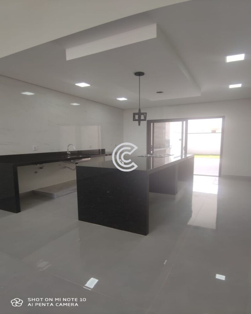 Casa à venda com 3 quartos, 250m² - Foto 2
