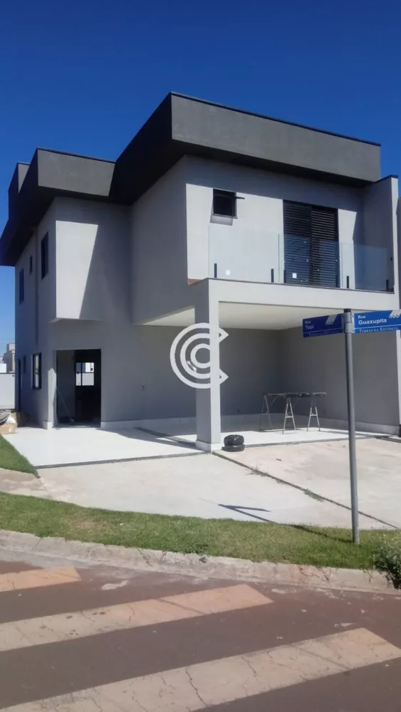 Casa à venda com 3 quartos, 136m² - Foto 1