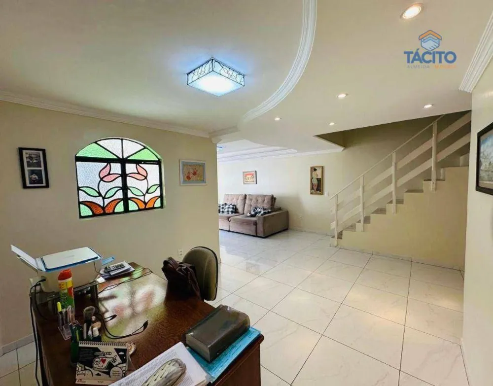 Casa, 4 quartos, 250 m² - Foto 1