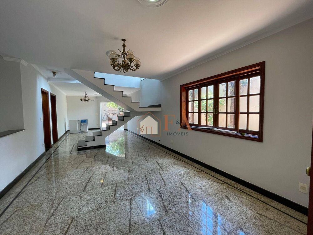 Casa à venda com 6 quartos, 236m² - Foto 2