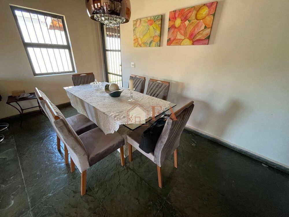 Casa à venda com 3 quartos, 237m² - Foto 1