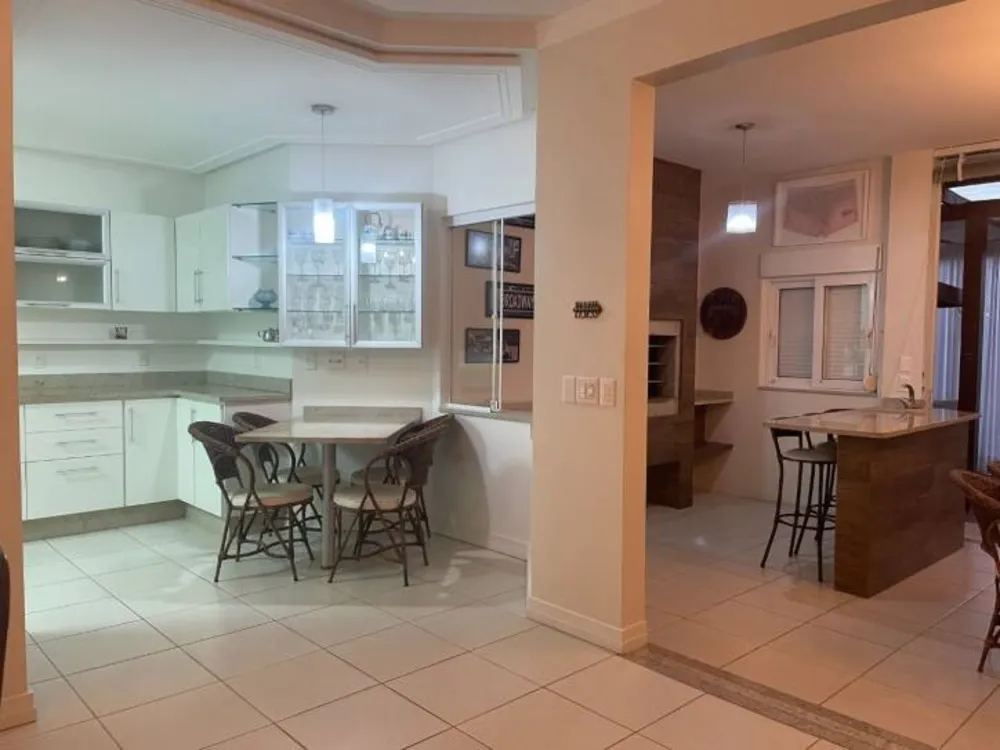 Casa, 4 quartos, 258 m² - Foto 1