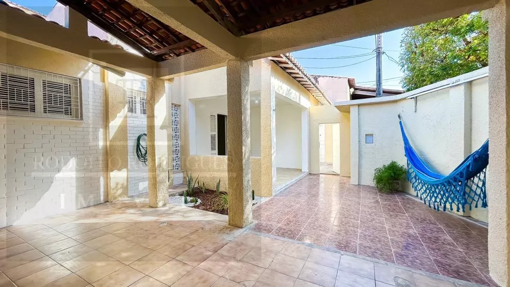 Casa à venda com 3 quartos, 210m² - Foto 1