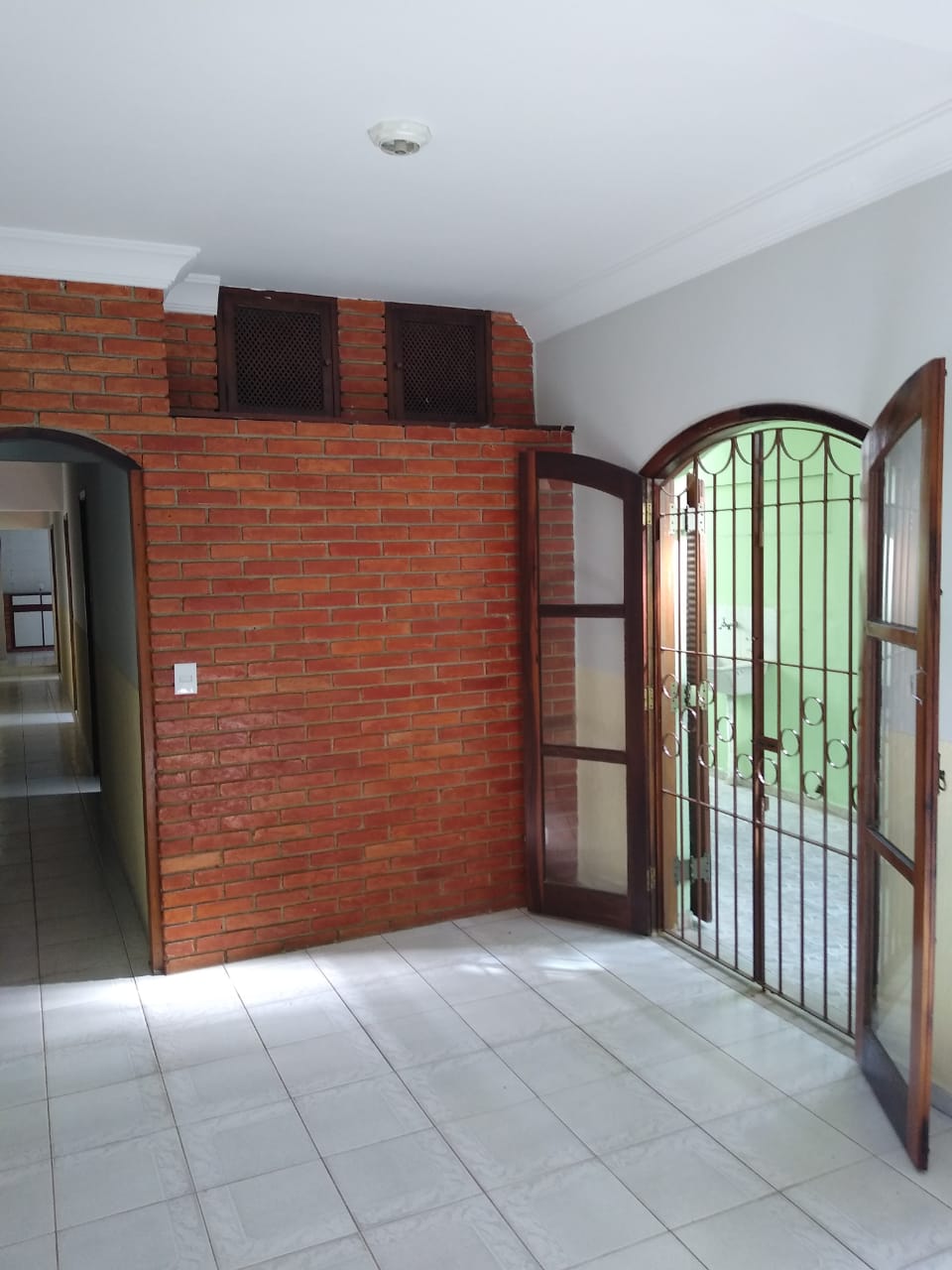 Casa à venda com 3 quartos, 111m² - Foto 1