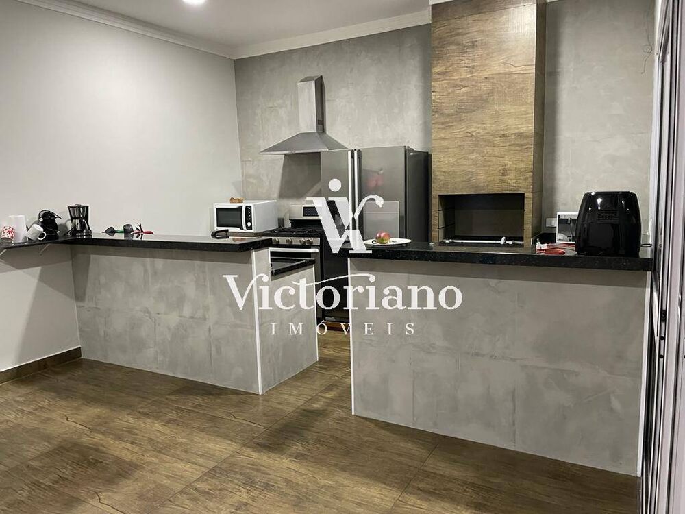 Casa à venda com 3 quartos, 210m² - Foto 1
