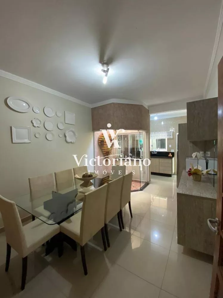 Casa à venda com 4 quartos, 187m² - Foto 1