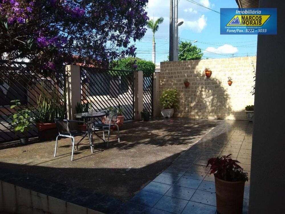 Casa à venda com 3 quartos, 150m² - Foto 1