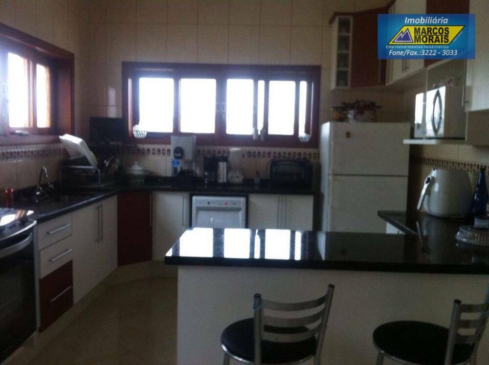 Casa de Condomínio à venda com 4 quartos, 560m² - Foto 2
