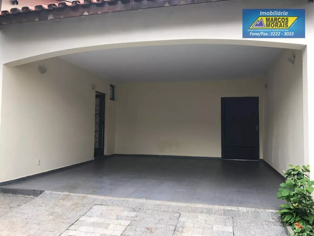 Casa à venda com 4 quartos, 240m² - Foto 1