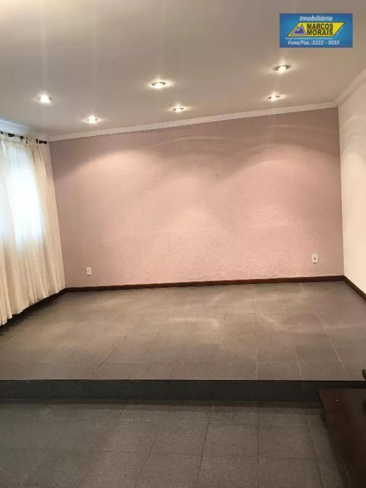 Casa à venda com 4 quartos, 240m² - Foto 2