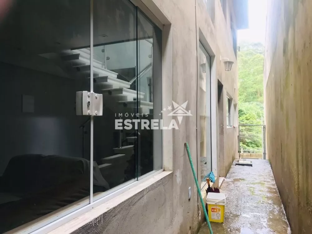 Casa à venda com 4 quartos, 300m² - Foto 2