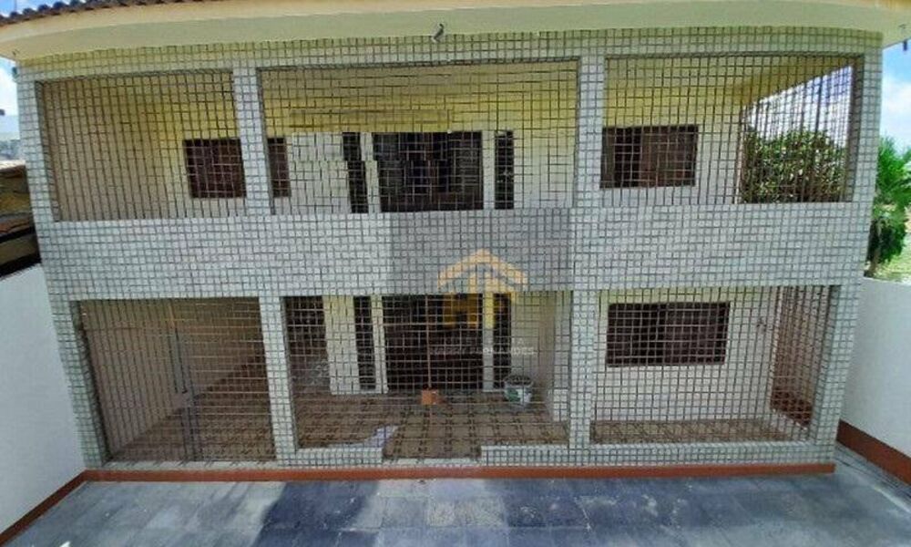Casa à venda com 8 quartos, 300m² - Foto 3