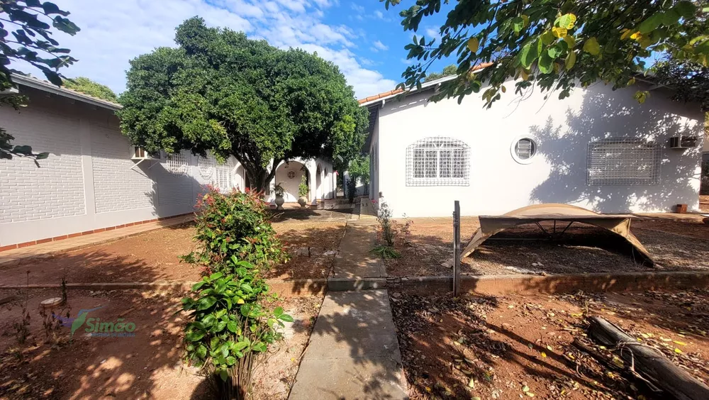 Casa à venda com 3 quartos, 324m² - Foto 2