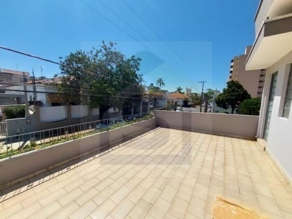 Sobrado à venda com 3 quartos, 270m² - Foto 1