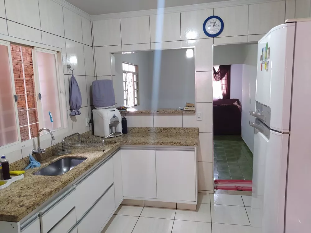 Casa à venda com 3 quartos, 200m² - Foto 2