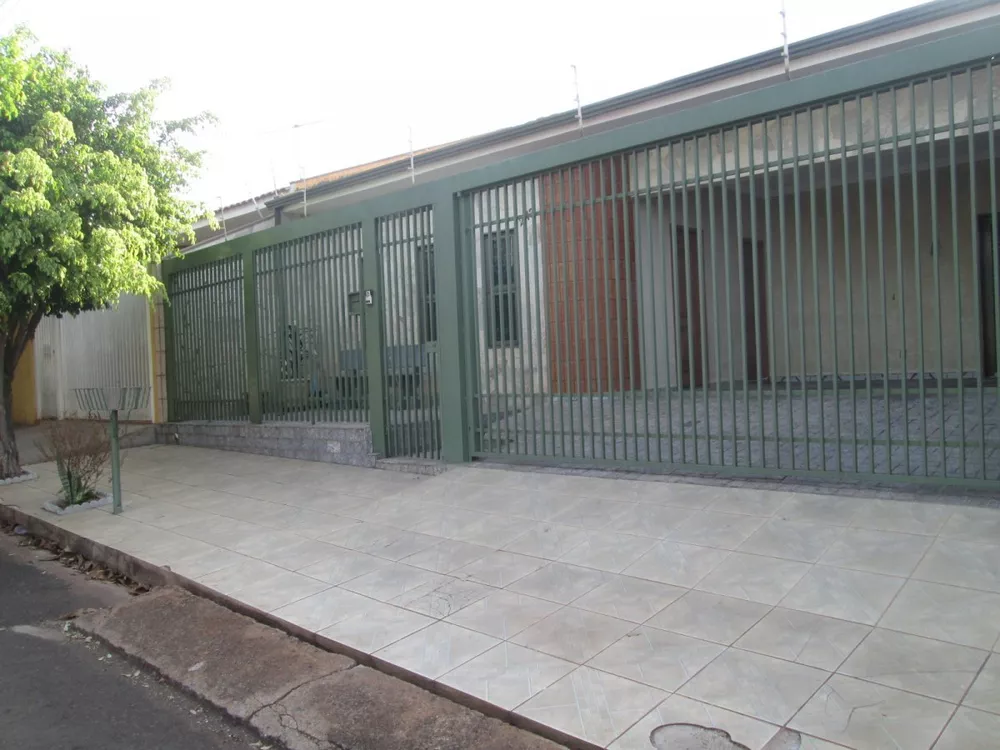 Casa à venda com 3 quartos, 200m² - Foto 1