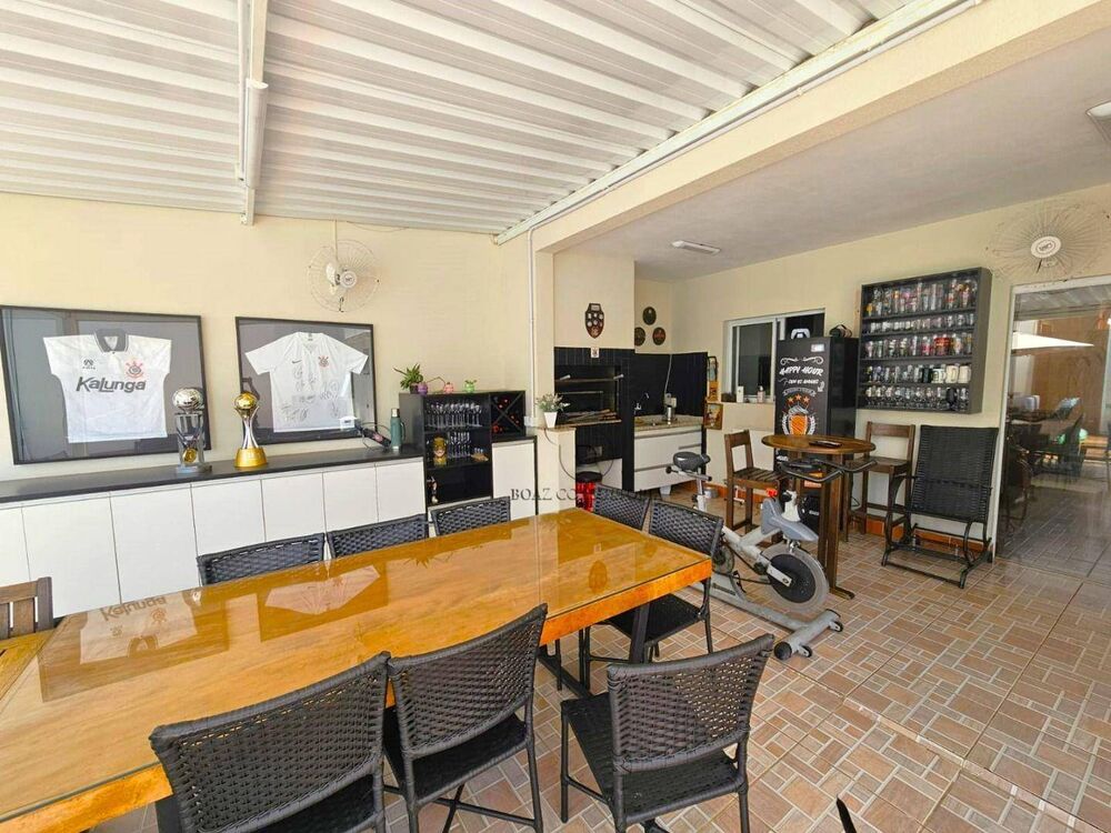 Casa de Condomínio à venda com 4 quartos, 243m² - Foto 1