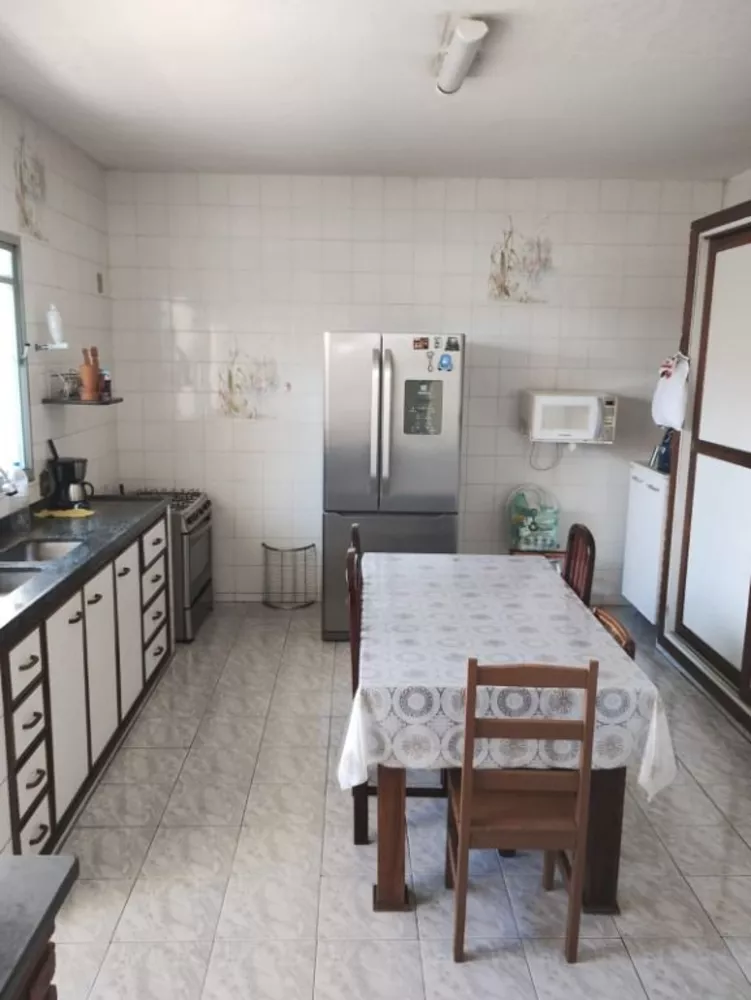 Casa à venda com 6 quartos, 250m² - Foto 8