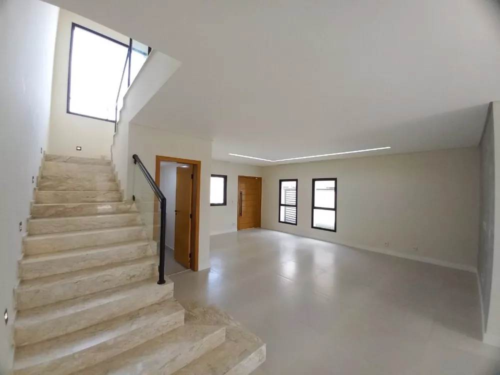 Sobrado à venda com 3 quartos, 244m² - Foto 1