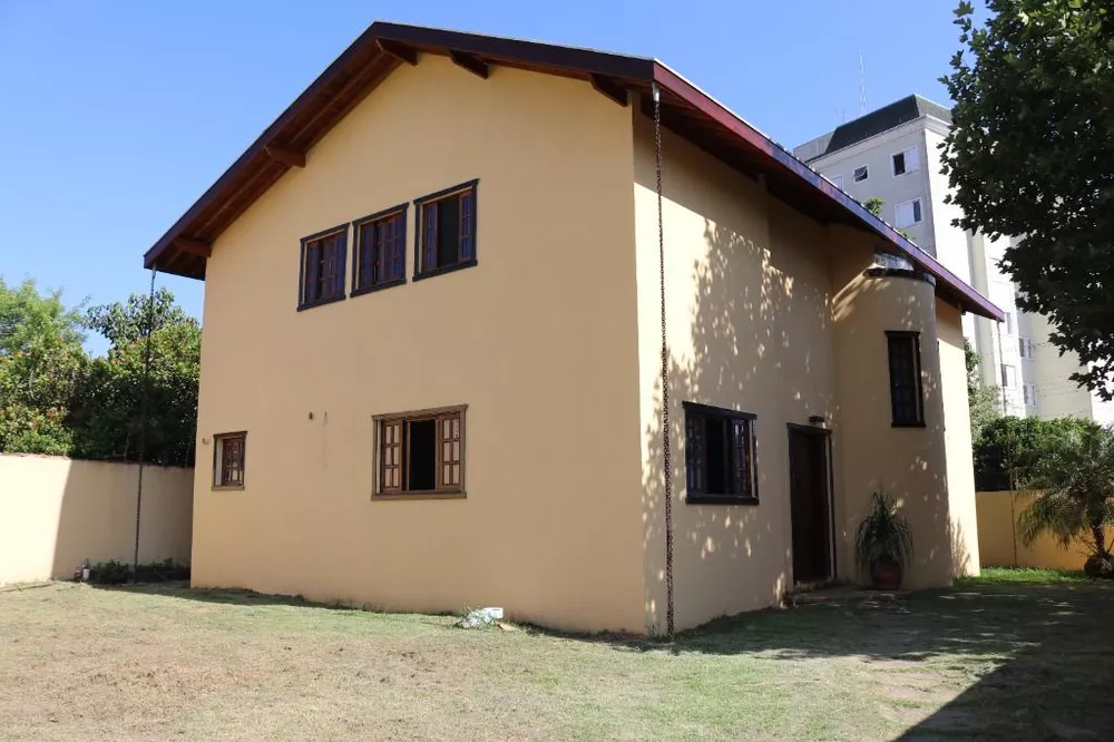 Sobrado à venda com 5 quartos, 230m² - Foto 1