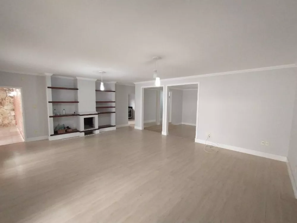 Casa para alugar com 3 quartos, 276m² - Foto 1