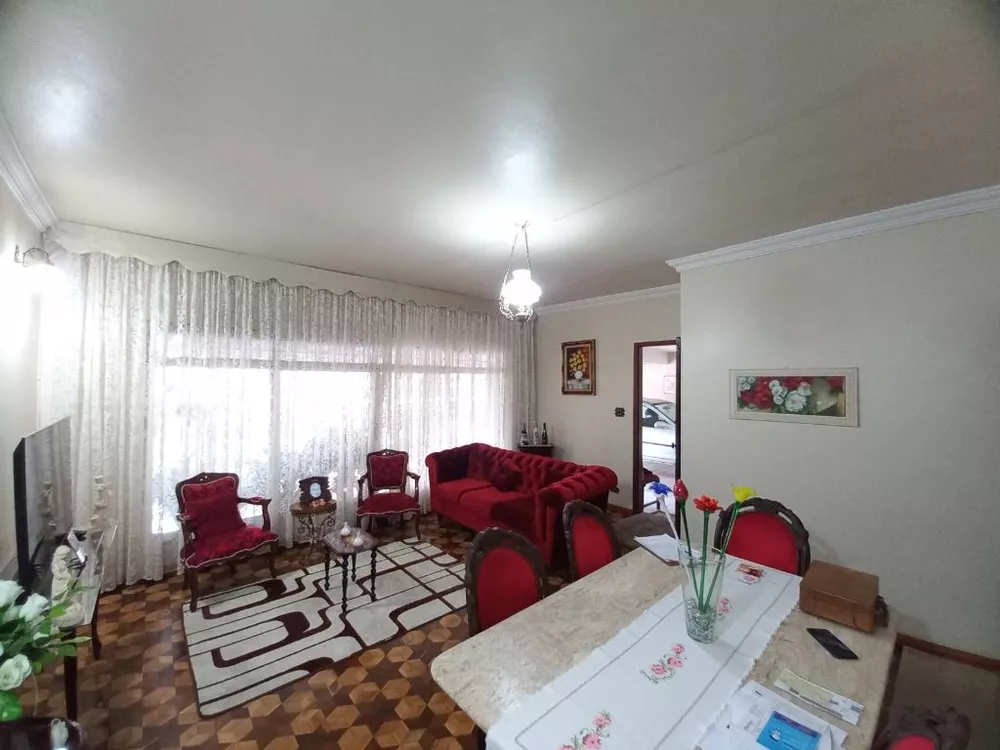 Casa à venda com 3 quartos, 228m² - Foto 1