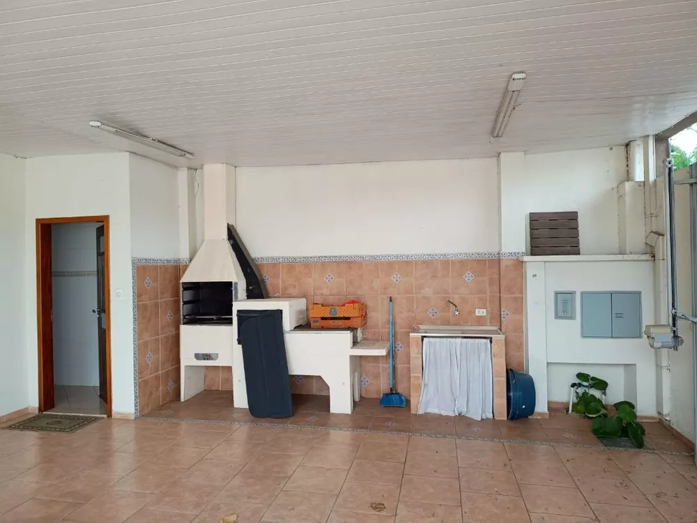 Casa à venda com 4 quartos, 220m² - Foto 2