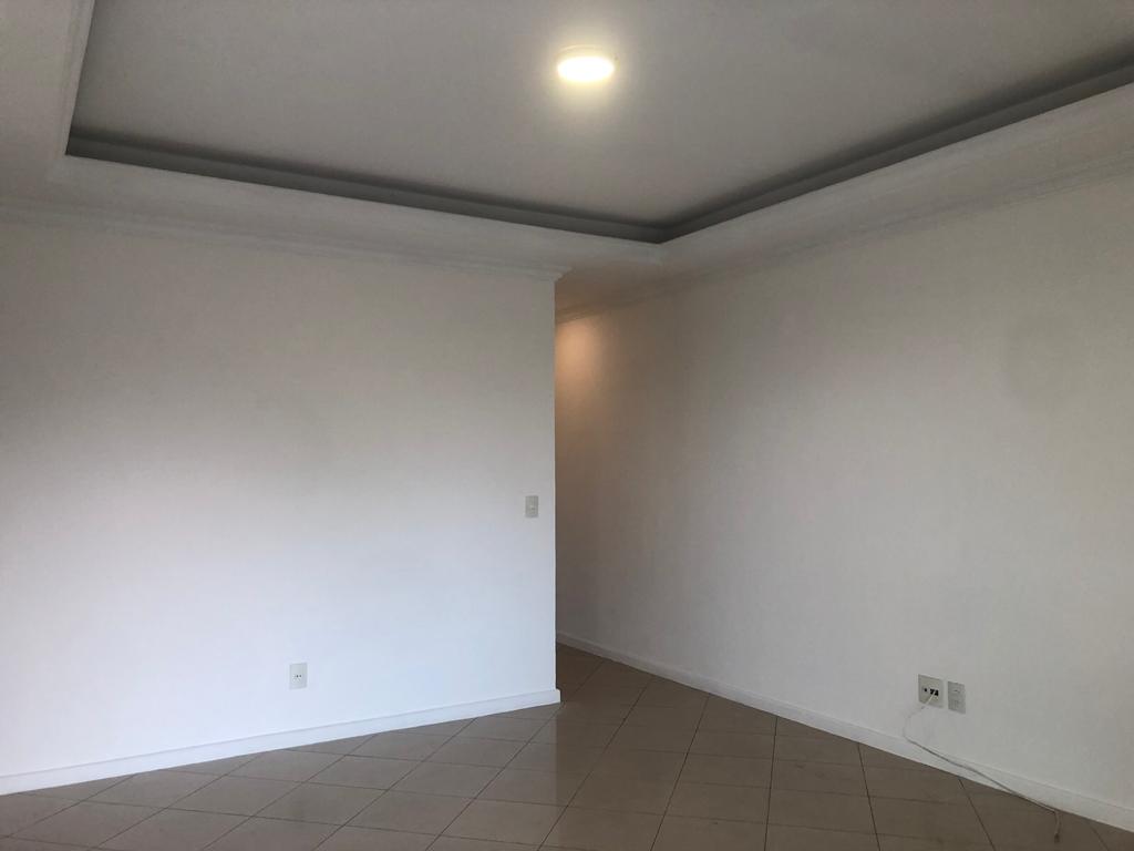 Apartamento à venda com 3 quartos, 95m² - Foto 2