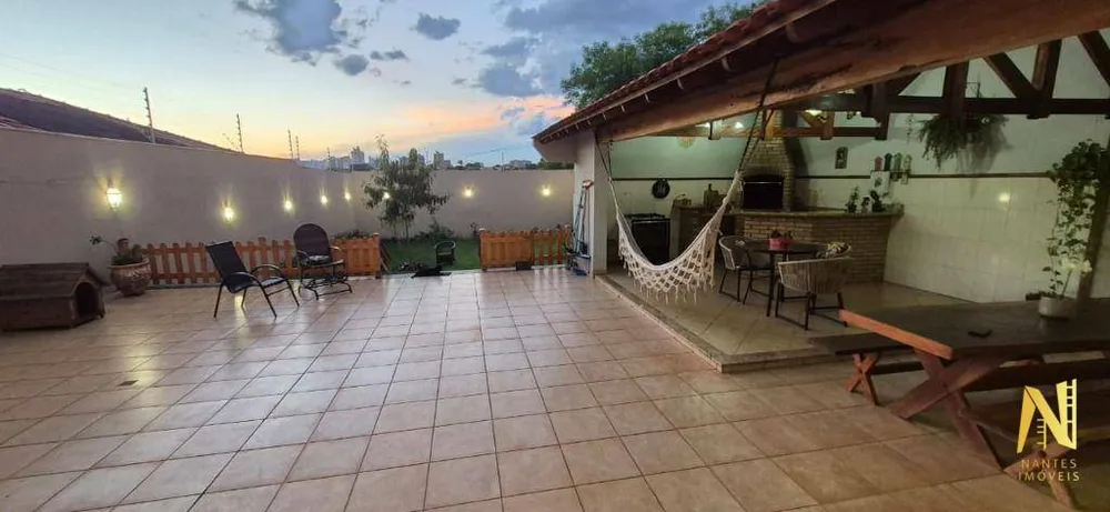 Casa, 5 quartos, 240 m² - Foto 1