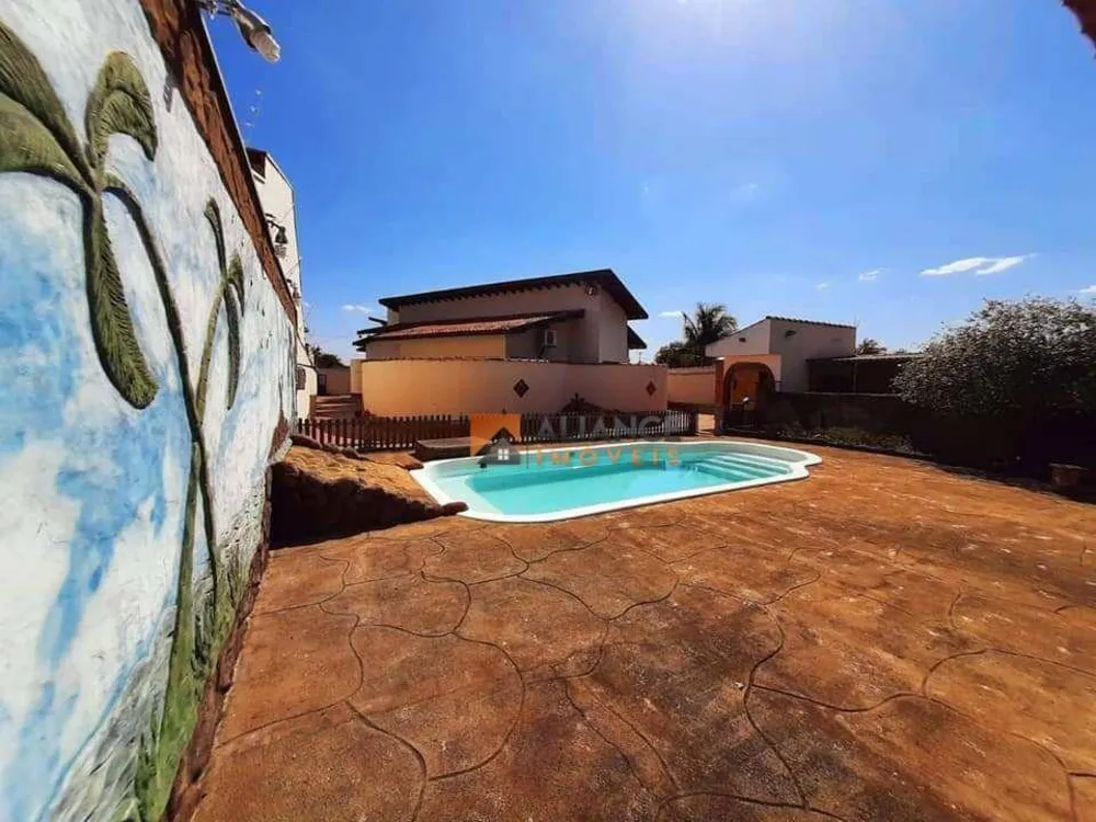 Chácara, 4 quartos, 1528 m² - Foto 1
