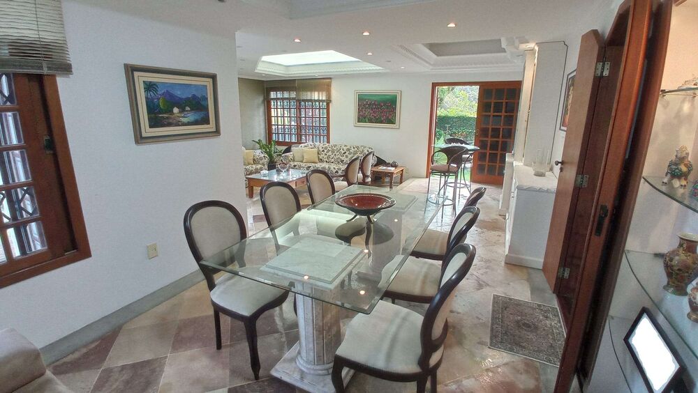 Casa à venda com 4 quartos, 316m² - Foto 1