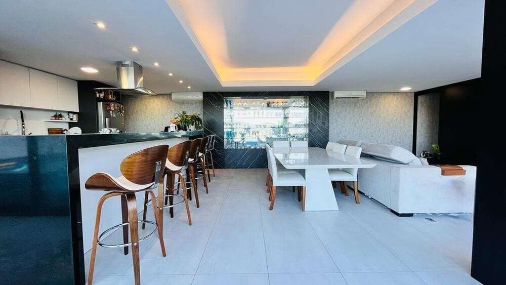 Casa à venda com 4 quartos, 300m² - Foto 1