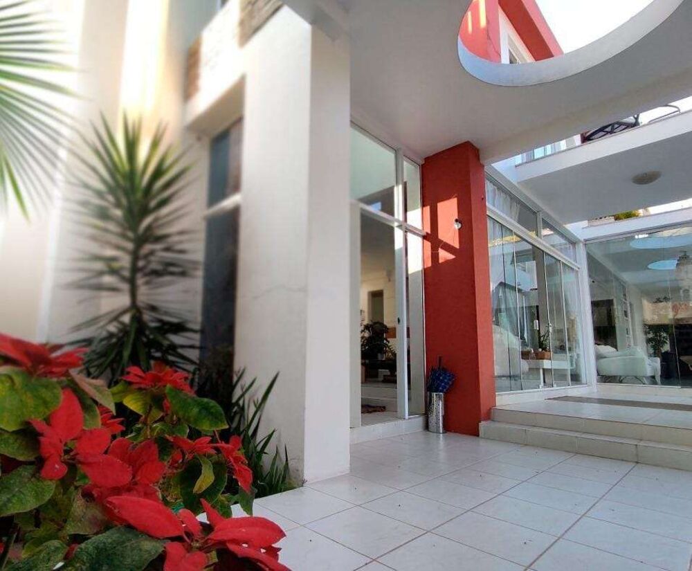 Casa à venda com 8 quartos, 342m² - Foto 1