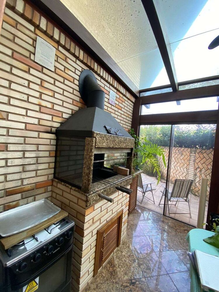 Casa à venda com 8 quartos, 330m² - Foto 1
