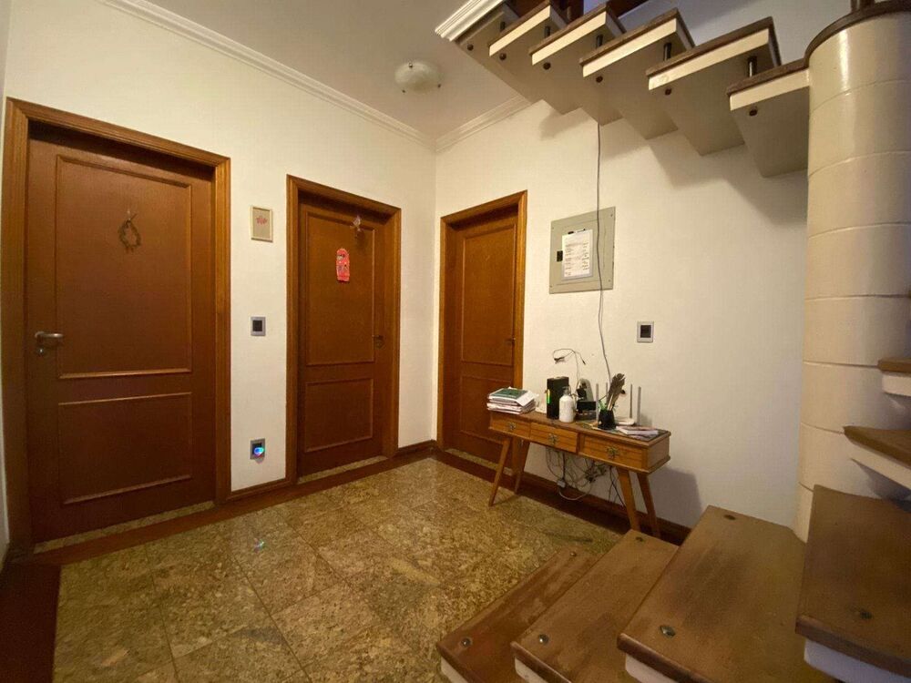 Casa à venda com 8 quartos, 330m² - Foto 2
