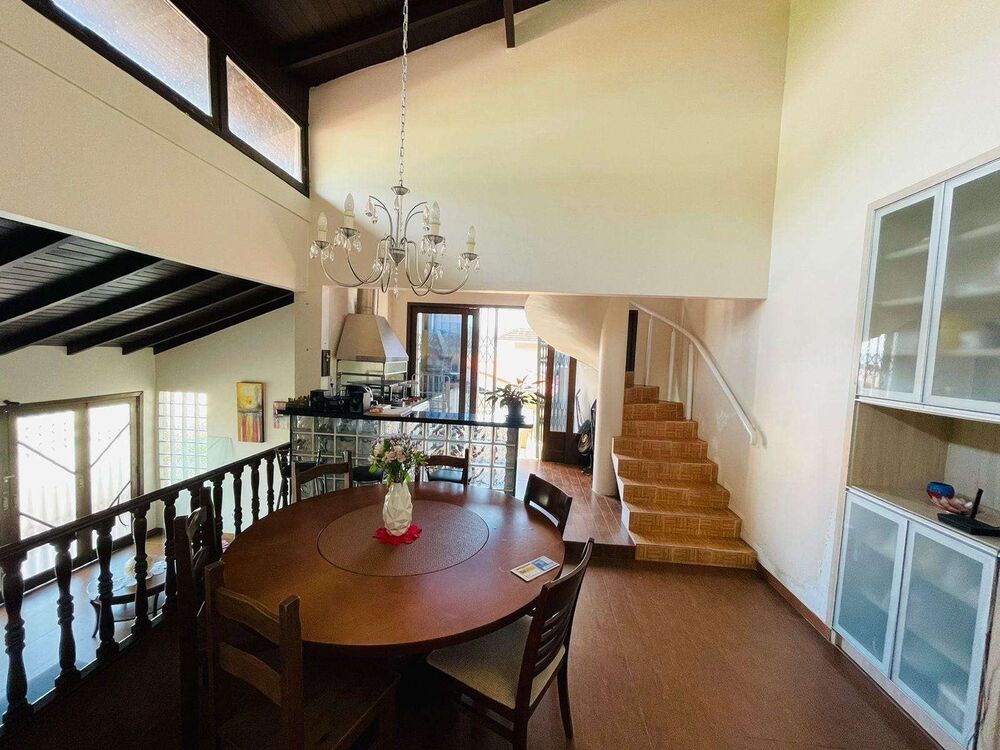 Casa à venda com 4 quartos, 272m² - Foto 1