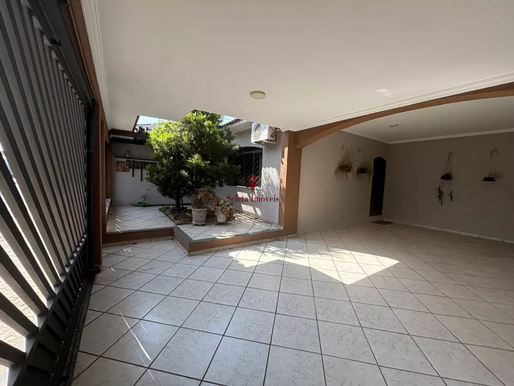 Casa à venda com 3 quartos, 212m² - Foto 1