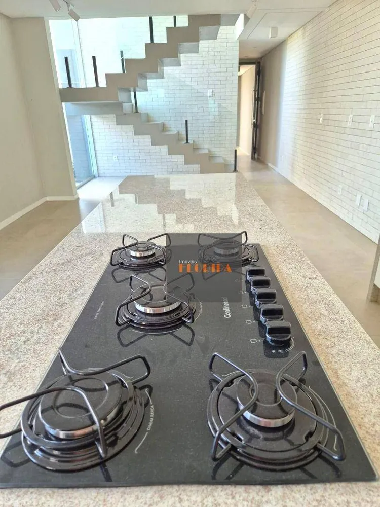 Casa, 4 quartos, 219 m² - Foto 1