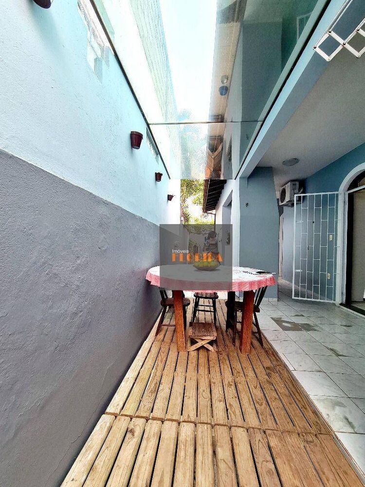 Casa à venda com 3 quartos, 117m² - Foto 1