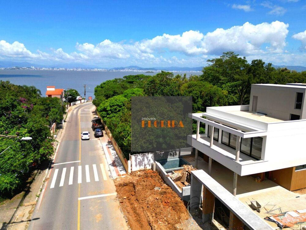 Casa à venda com 3 quartos, 230m² - Foto 1