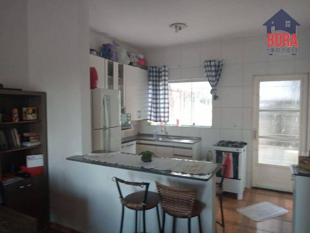 Casa à venda com 2 quartos, 60m² - Foto 2