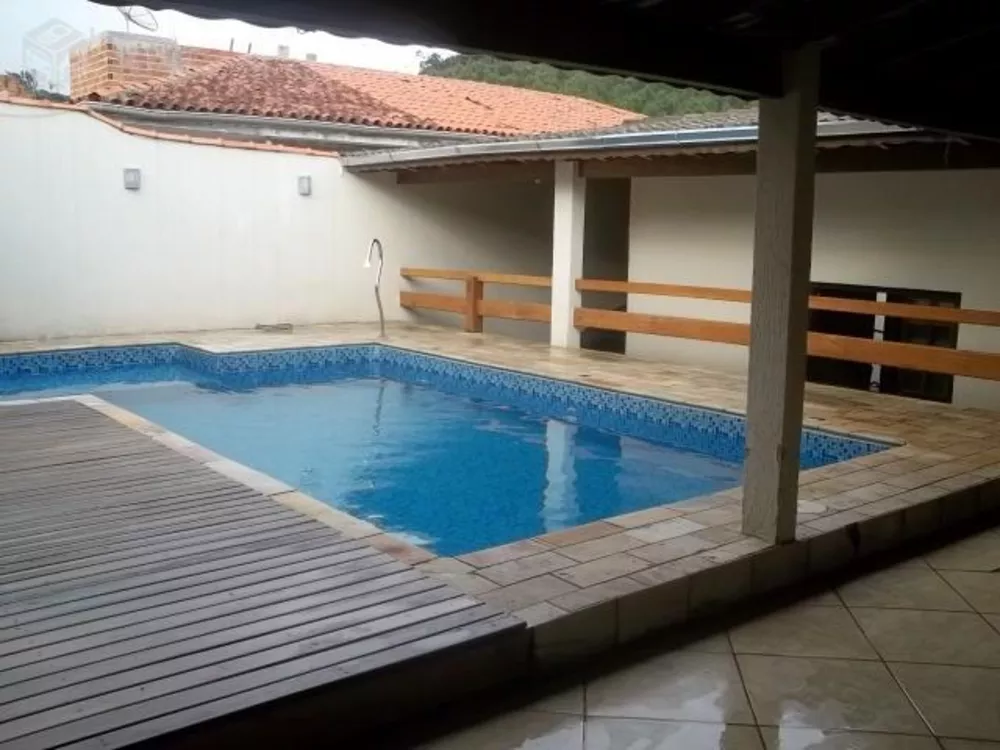 Casa à venda com 3 quartos, 240m² - Foto 1