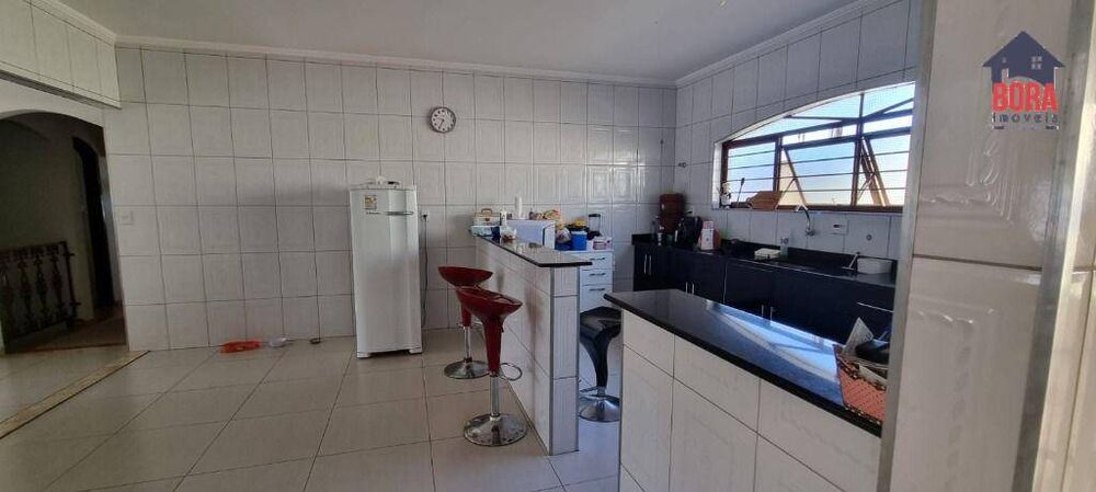 Casa à venda e aluguel com 5 quartos, 418m² - Foto 1