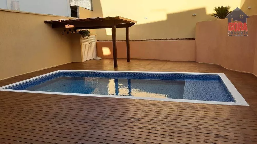 Casa à venda com 3 quartos, 238m² - Foto 1