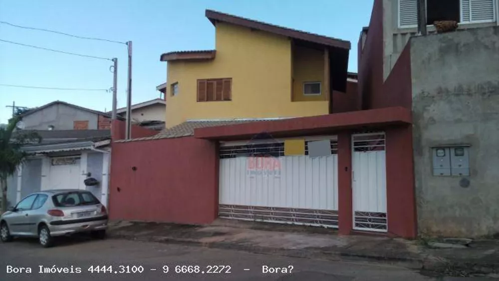 Casa à venda com 3 quartos, 131m² - Foto 1